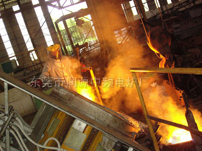 1000KG鋼殼熔煉爐工作現(xiàn)場